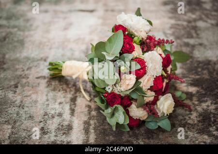 Farbenprächtiges Blumenstrauß auf dem Boden Stockfoto