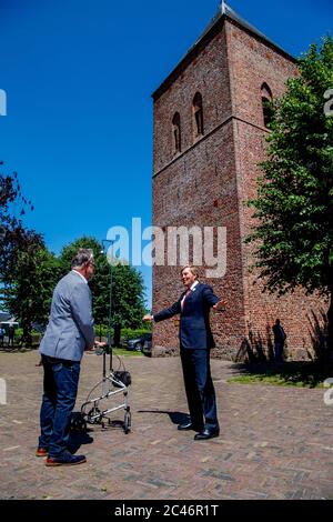 König Willem-Alexander der Niederlande besucht die Dolmengräber und die Kulturbühne in Borger in der Provinz Drenthe, um den Tourismus- und Kultursektor nach der Krise des Coronavirus zu unterstützen. Stockfoto