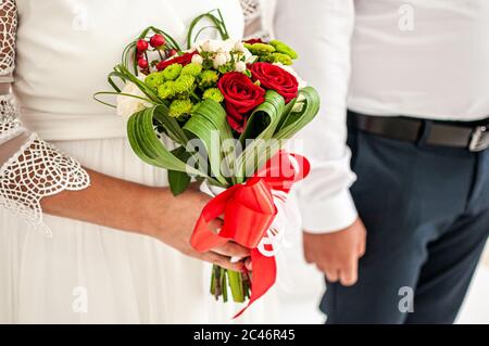 Farbenprächtiges Blumenstrauß in den Händen des Mädchens Stockfoto