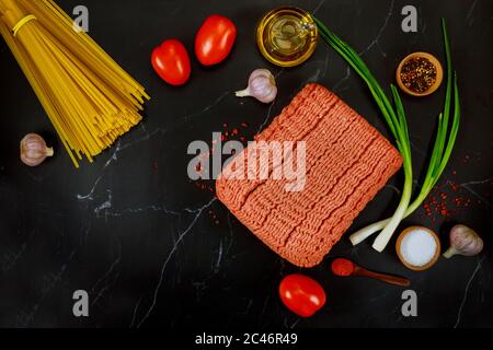 Hackfleisch, Spaghetti, Knoblauch, Tomaten und Zwiebeln Italienische Küche Stockfoto