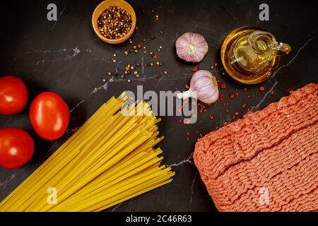 Italienische Küche. Hackfleisch, Spaghetti, Knoblauch, Tomaten und Olivenöl. Stockfoto