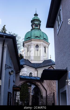 Blick auf die Stiftskirche St. Peter in der Salzburger Altstadt Stockfoto