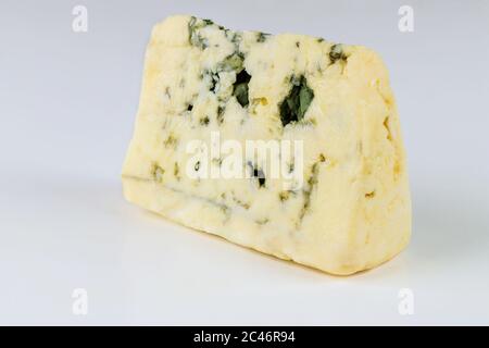 Stück blauer Stilton England Käse auf weißem isolierten Hintergrund. Stockfoto