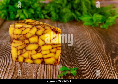 Cheddar Irish Porter Cheese auf Holzhintergrund. Stockfoto