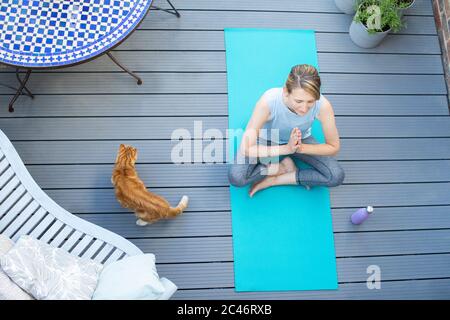 Ansicht Von Oben Auf Die Ältere Frau Mit Haustier Katze Zu Hause Meditieren Mit Yoga Auf Deck Stockfoto