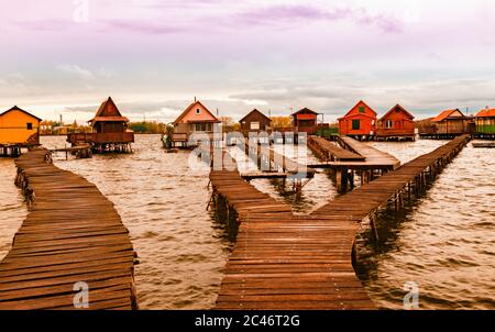 Ponton über dem See, wo wir fischen und verbringen viel Zeit auf unserem Urlaub Stockfoto