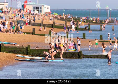 Chalkwell, Southend on Sea, Essex, Großbritannien. Juni 2020. Mit den Rekordtemperaturen des prognostizierten Jahres gehen die Menschen zur Küste, um sich während der COVID-19 Coronavirus-Warnungszeit abzukühlen. In Chalkwell, westlich von Southend on Sea, ist das Ufer der Themse-Mündung mit Menschen am Strand und im Wasser beschäftigt Stockfoto