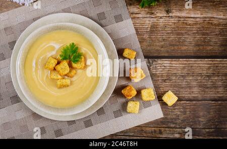 Frische Butternut Squash cremige Hühnersuppe in grauer Schüssel mit knusprigen Croutons garniert. Draufsicht. Stockfoto