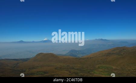 Blick auf die Stadt Quito mit dem Cotopaxi Vulkan im Hintergrund vom Rucu Pichincha - Ecuador Stockfoto