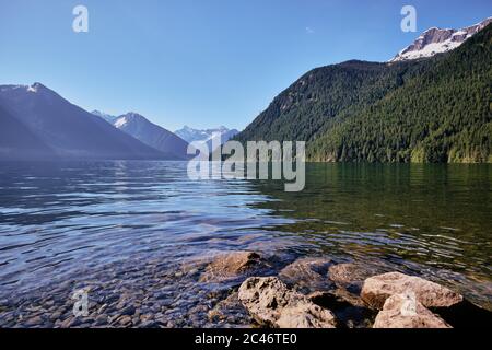 Blick entlang des heiligen Sxotsaquel (Chilliwack Lake) vom felsigen Vorland in Richtung zerklüftete, vergletscherte Gipfel entlang der Kanada / USA Grenze, BC Stockfoto