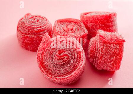 Kaubonbons und Erdbeere und Kirsche gewürzt Gummy Candy Konzept mit Nahaufnahme auf süß und sauer rot sauer Gürtel mit Zucker isoliert auf einer Nadel bedeckt Stockfoto