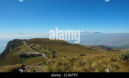 Blick auf die Stadt Quito mit dem Cotopaxi und Antisana Vulkan im Hintergrund vom Rucu Pichincha - Ecuador Stockfoto