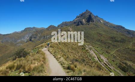 Gruppe von Touristen zu Fuß in Richtung der Rucu Pichincha in der Nähe der Stadt Quito - Ecuador Stockfoto