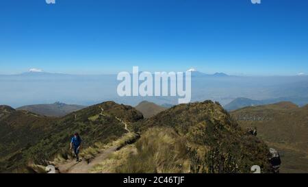 Quito, Pichincha / Ecuador - Juli 16 2017: Touristischer Spaziergang in Richtung Rucu Pichincha in der Nähe der Stadt Quito mit dem Cotopaxi und Antisana Vulkan in Stockfoto