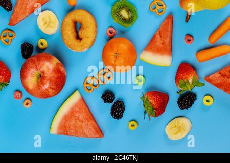 Gesundes Lebensmittelkonzept. Sortiment frisches Obst und Gemüse auf blauem Hintergrund. Stockfoto
