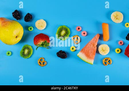 Blauer Hintergrund mit frischem Obst und Gemüse. Gesundes Lebensmittelkonzept. Stockfoto