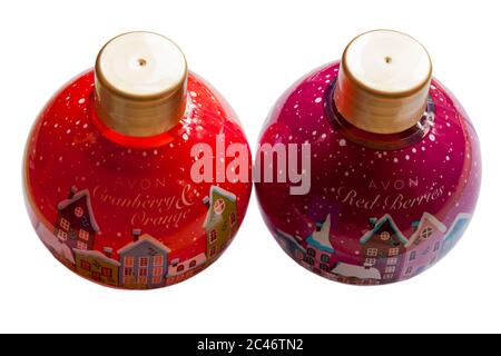 Avon Red Berries Bubble Bath und Avon Cranberry & Orange Bubble Bath präsentiert als Weihnachtskugeln isoliert auf weißem Hintergrund Stockfoto