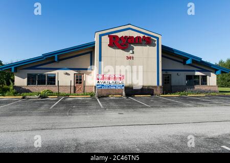 Ein Logo vor einem geschlossenen und verlassenen Ryan's Buffet Restaurant Standort in Hannover, Pennsylvania am 12. Juni 2020. Stockfoto