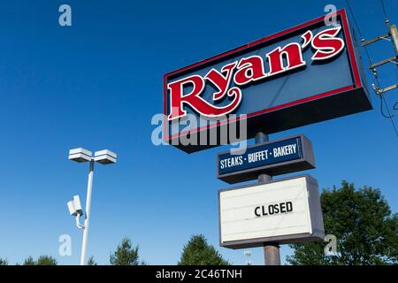 Ein Logo vor einem geschlossenen und verlassenen Ryan's Buffet Restaurant Standort in Hannover, Pennsylvania am 12. Juni 2020. Stockfoto