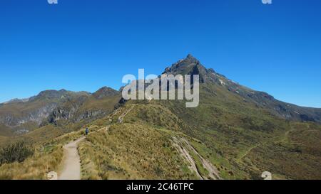 Touristen zu Fuß in Richtung der Rucu Pichincha in der Nähe der Stadt Quito - Ecuador Stockfoto