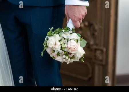 Blumenstrauß in der mans Hand Stockfoto