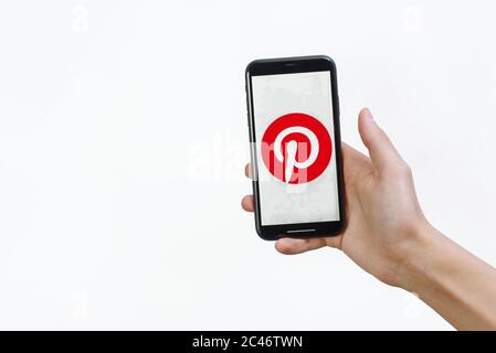 Samara Russland - 04.05.2020: Ein Mann hält ein iPhone 11 in der Hand mit der Pinterest App auf einem weißen isolierten Hintergrund. Stockfoto