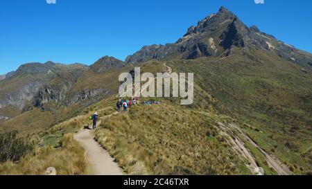 Gruppe von Touristen zu Fuß in Richtung der Rucu Pichincha in der Nähe der Stadt Quito - Ecuador Stockfoto