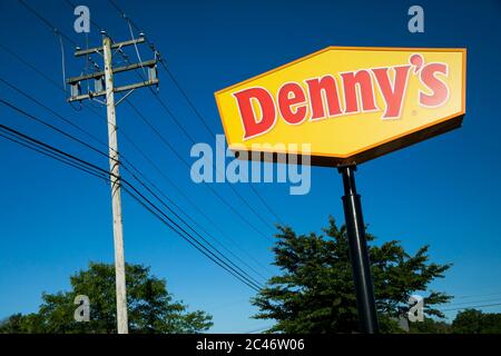 Ein Logo-Schild vor einem Denny's Restaurant in Hannover, Pennsylvania am 12. Juni 2020. Stockfoto