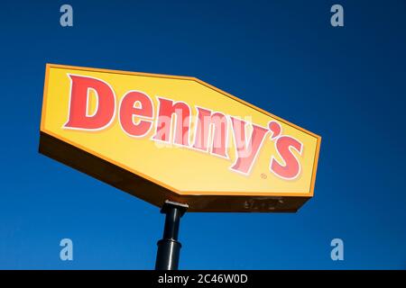 Ein Logo-Schild vor einem Denny's Restaurant in Hannover, Pennsylvania am 12. Juni 2020. Stockfoto