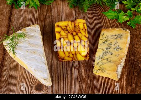 Verschiedene Arten von Käse auf Holz rustikalen Hintergrund. Stockfoto