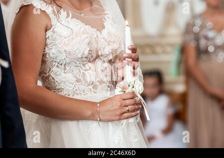 Braut hält Kerze in der Hand Stockfoto