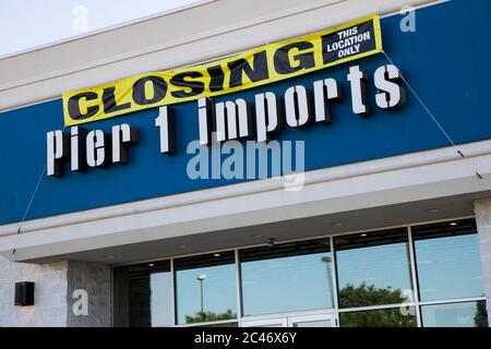 Beschilderung „Store Closing“ vor einem Pier 1 Imports-Einzelhandelsgeschäft in Hannover, Pennsylvania, am 12. Juni 2020. Stockfoto