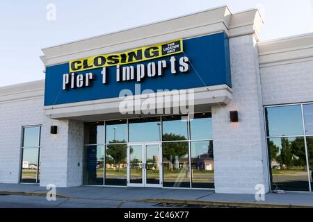 Beschilderung „Store Closing“ vor einem Pier 1 Imports-Einzelhandelsgeschäft in Hannover, Pennsylvania, am 12. Juni 2020. Stockfoto