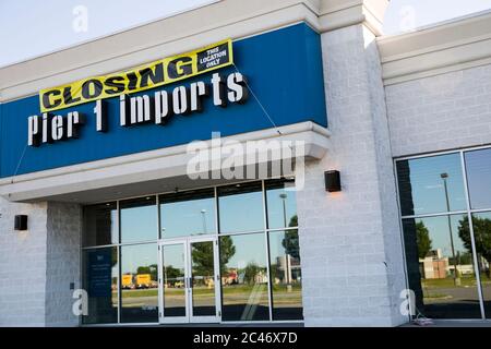 Beschilderung „Store Closing“ vor einem Pier 1 Imports-Einzelhandelsgeschäft in Hannover, Pennsylvania, am 12. Juni 2020. Stockfoto