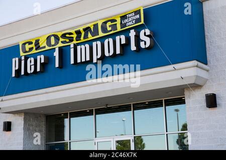 Beschilderung „Store Closing“ vor einem Pier 1 Imports-Einzelhandelsgeschäft in Hannover, Pennsylvania, am 12. Juni 2020. Stockfoto