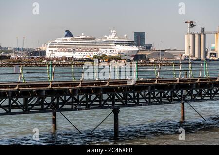 Southampton, Großbritannien. Mittwoch, 24. Juni 2020. Kreuzfahrtschiff Norwegian Star, der in Southampton Ocean angedockt ist, ist wegen des Abschwungs der Kreuzfahrt während der COVID-19-Krise außer Betrieb. Quelle: Thomas Faull/Alamy Live News Stockfoto