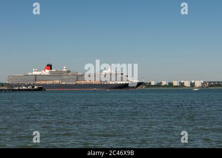 Southampton, Großbritannien. Mittwoch, 24. Juni 2020. Cunards MS Queen Victoria verlässt den Hafen in Southampton und wird in der Poole Bay bei Bournemouth vertäut. Die Ozeandampfer sind wegen der Abschwächung der Kreuzfahrt während der COVID-19-Krise außer Betrieb. Quelle: Thomas Faull/Alamy Live News Stockfoto