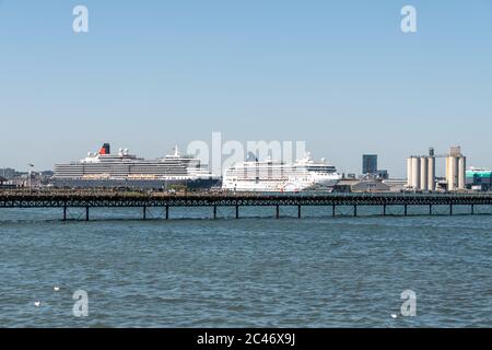 Southampton, Großbritannien. Mittwoch, 24. Juni 2020. Cunards MS Queen Victoria verlässt den Hafen in Southampton und wird in der Poole Bay bei Bournemouth vertäut. Norwegian Star dockte in Southampton an. Die Ozeandampfer sind wegen der Abschwächung der Kreuzfahrt während der COVID-19-Krise außer Betrieb. Quelle: Thomas Faull/Alamy Live News Stockfoto