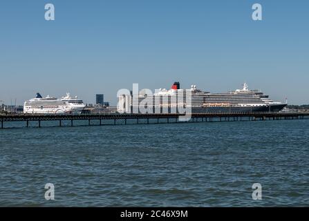 Southampton, Großbritannien. Mittwoch, 24. Juni 2020. Cunards MS Queen Victoria verlässt den Hafen in Southampton und wird in der Poole Bay bei Bournemouth vertäut. Norwegian Star dockte in Southampton an. Die Ozeandampfer sind wegen der Abschwächung der Kreuzfahrt während der COVID-19-Krise außer Betrieb. Quelle: Thomas Faull/Alamy Live News Stockfoto
