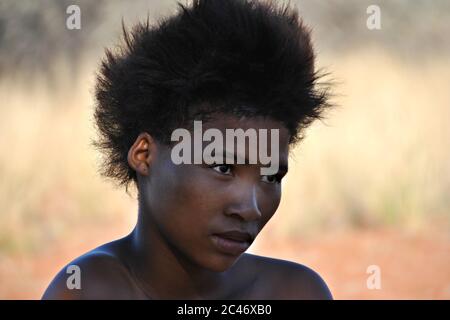 Kalahari, Namibia - 24. Jan 2016: Portrait der Frau aus dem Stamm der Buschmänner. Die San, auch Buschmänner genannt, sind Mitglieder verschiedener indigener Hu Stockfoto