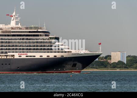Southampton, Großbritannien. Mittwoch, 24. Juni 2020. Cunards MS Queen Victoria verlässt den Hafen in Southampton und wird in der Poole Bay bei Bournemouth vertäut. Die Ozeandampfer sind wegen der Abschwächung der Kreuzfahrt während der COVID-19-Krise außer Betrieb. Quelle: Thomas Faull/Alamy Live News Stockfoto