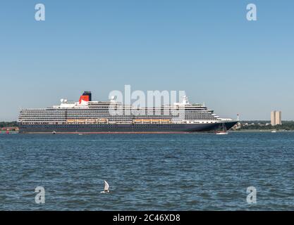 Southampton, Großbritannien. Mittwoch, 24. Juni 2020. Cunards MS Queen Victoria verlässt den Hafen in Southampton und wird in der Poole Bay bei Bournemouth vertäut. Die Ozeandampfer sind wegen der Abschwächung der Kreuzfahrt während der COVID-19-Krise außer Betrieb. Quelle: Thomas Faull/Alamy Live News Stockfoto