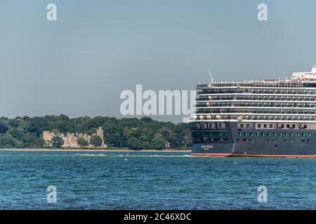 Southampton, Großbritannien. Mittwoch, 24. Juni 2020. Cunards MS Queen Victoria verlässt den Hafen in Southampton und wird in der Poole Bay bei Bournemouth vertäut. Die Ozeandampfer sind wegen der Abschwächung der Kreuzfahrt während der COVID-19-Krise außer Betrieb. Quelle: Thomas Faull/Alamy Live News Stockfoto