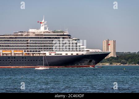 Southampton, Großbritannien. Mittwoch, 24. Juni 2020. Cunards MS Queen Victoria verlässt den Hafen in Southampton und wird in der Poole Bay bei Bournemouth vertäut. Die Ozeandampfer sind wegen der Abschwächung der Kreuzfahrt während der COVID-19-Krise außer Betrieb. Quelle: Thomas Faull/Alamy Live News Stockfoto