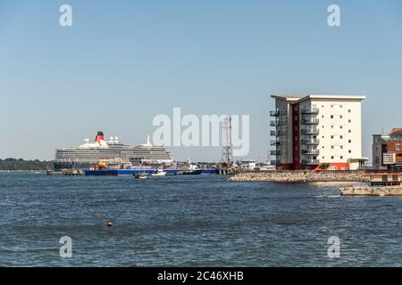 Southampton, Großbritannien. Mittwoch, 24. Juni 2020. Cunards MS Queen Victoria verlässt den Hafen in Southampton und wird in der Poole Bay bei Bournemouth vertäut. Die Ozeandampfer sind wegen der Abschwächung der Kreuzfahrt während der COVID-19-Krise außer Betrieb. Quelle: Thomas Faull/Alamy Live News Stockfoto