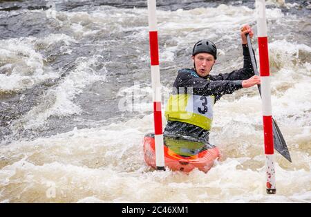 Premier Kanuslalom: William Coney von Llandysul Paddler tritt in der C1 auf dem Fluss Tay, Grandtully, Perthshire, Schottland, Großbritannien Stockfoto