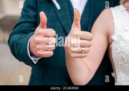 Mann und Frau zeigen Geste der Zustimmung Stockfoto