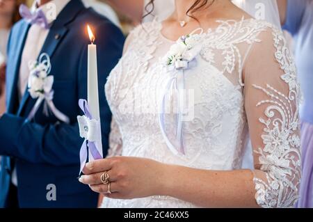 Braut hält Kerze in der Hand Stockfoto