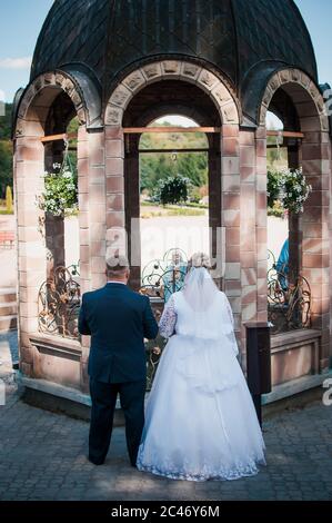 Braut und Bräutigam in der Nähe der kleinen Kapelle Stockfoto