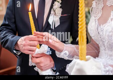 Bräutigam trägt Gold Ehering auf der Braut Finger Stockfoto